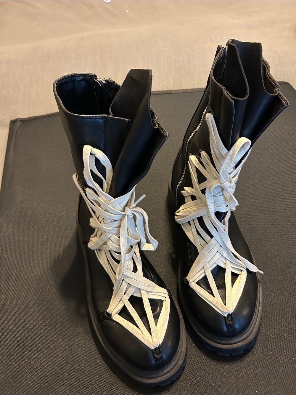 Women’s Black Lace-Up Chunky Combat Boot with Cream Laces Sz 11 or Mens 9 1/2 - Picture 2 of 6